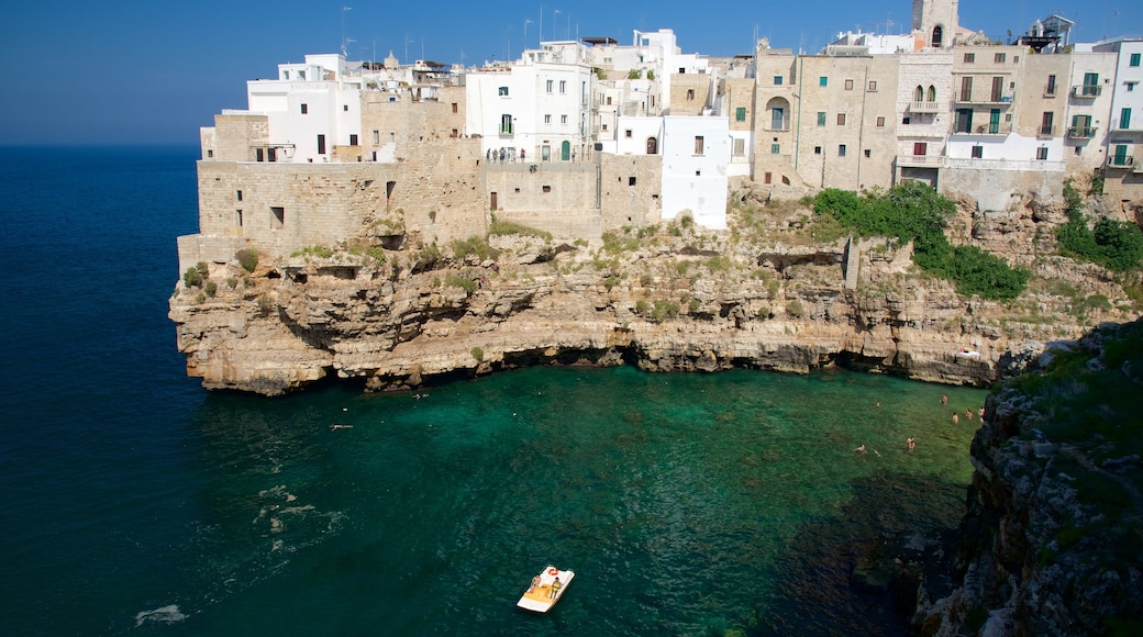 Polignano a Mare som visar en kuststad och klippig kustlinje