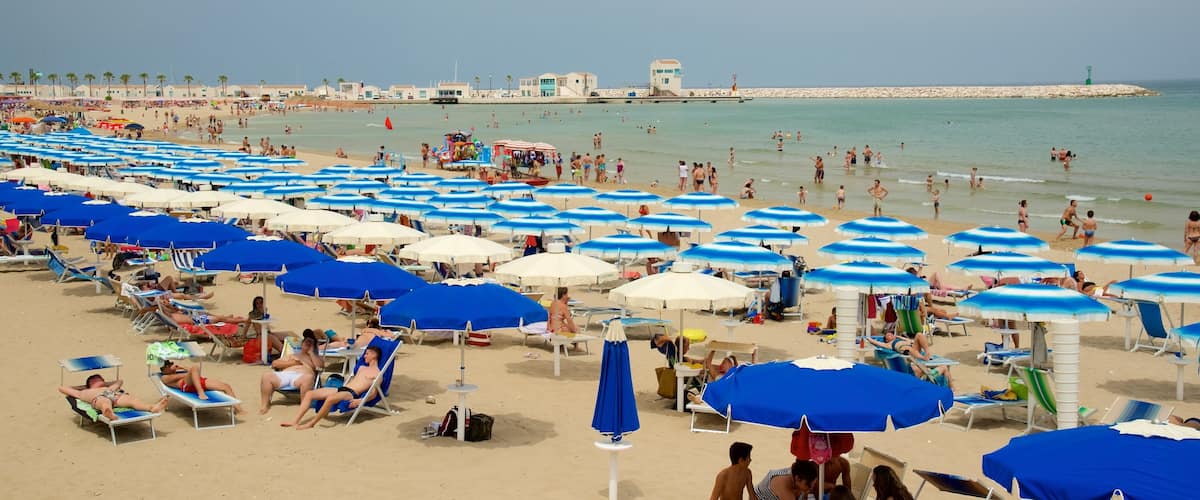 Rodi Garganico qui includes plage et vues littorales aussi bien que important groupe de personnes