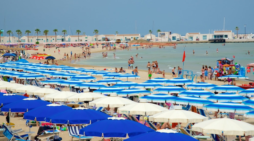 Rodi Garganico toont een strand en algemene kustgezichten en ook een grote groep mensen