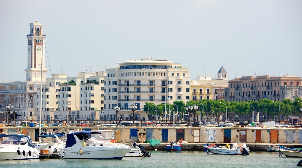 Puerto de Bari ofreciendo una marina y una ciudad