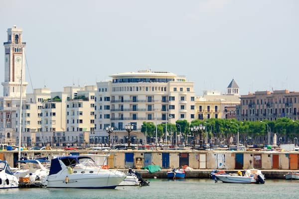 Hafen von Bari das einen Marina und Stadt