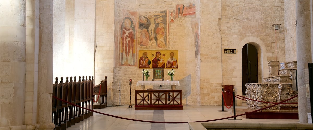 Basilica of San Nicola showing religious aspects, a church or cathedral and interior views