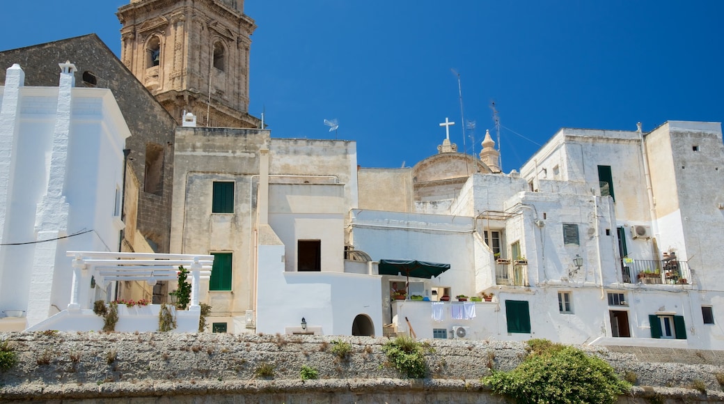 Monopoli montrant ville côtière