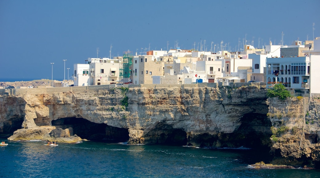 Polignano a Mare joka esittää kallioinen rannikko ja rannikkokaupunki