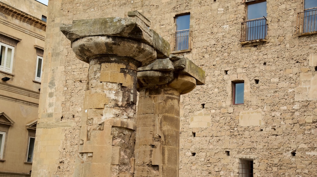 Taranto ofreciendo ruinas de edificios y patrimonio de arquitectura