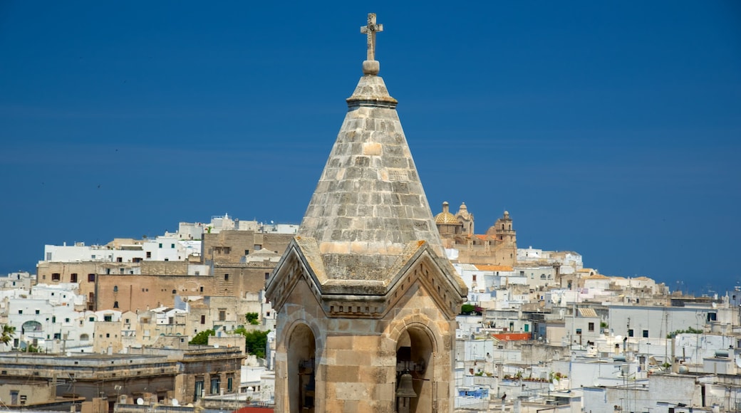 Brindisi ofreciendo una ciudad y elementos religiosos