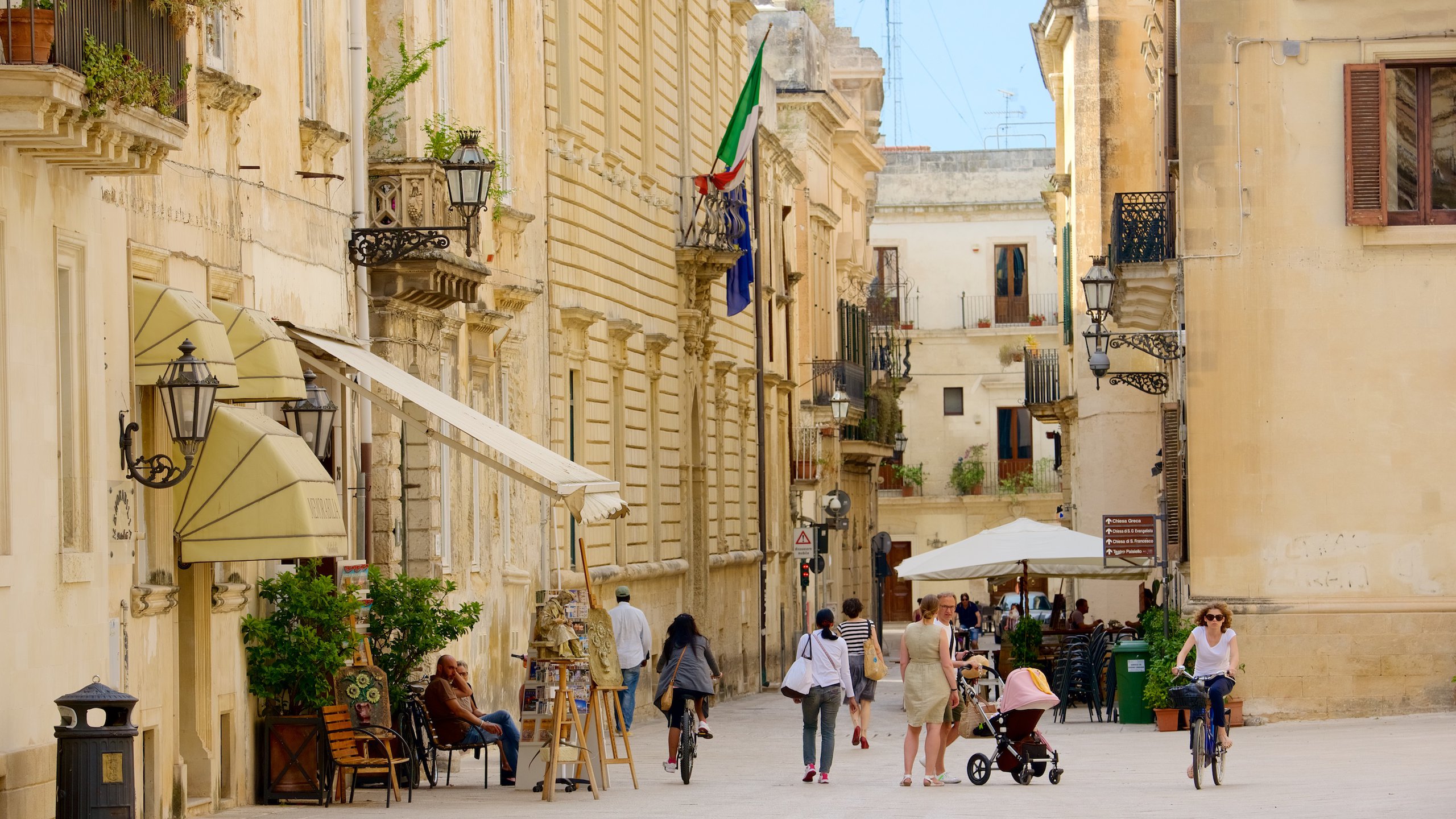 Lecce showing a square or plaza