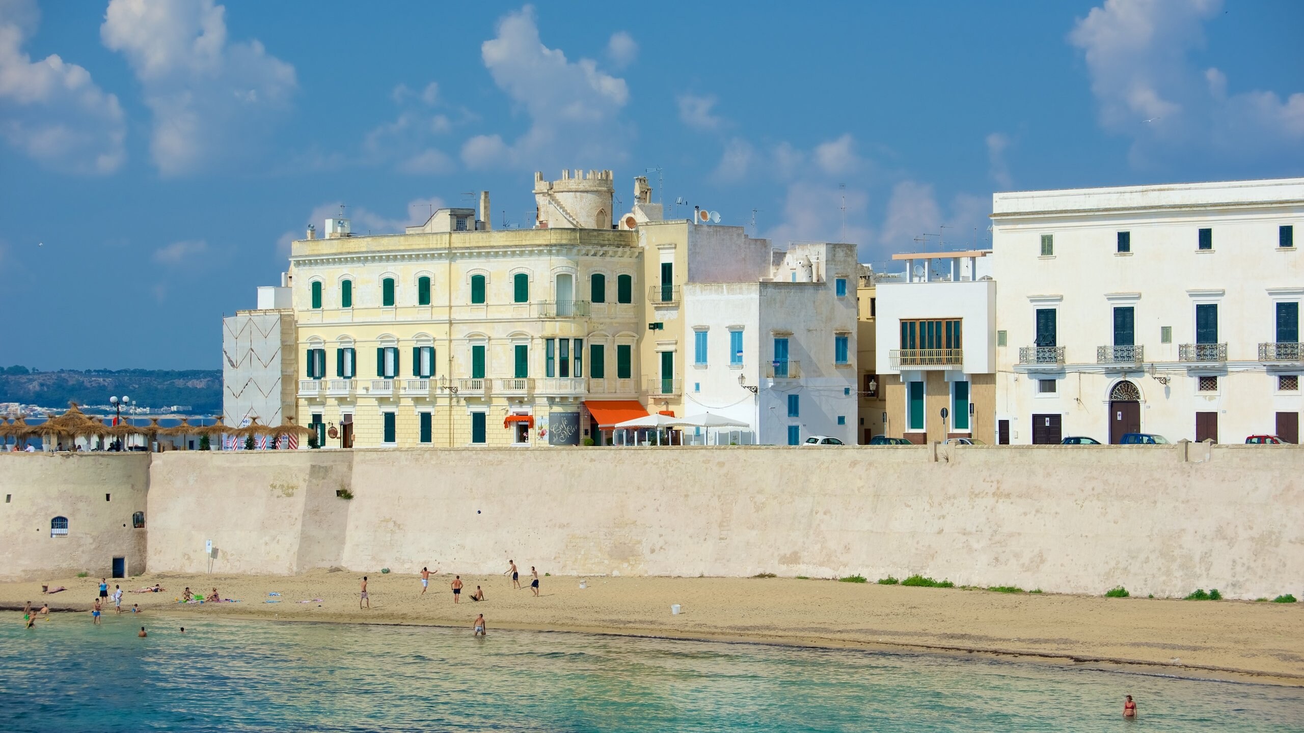 Lecce ofreciendo una playa de arena, vistas generales de la costa y una ciudad costera