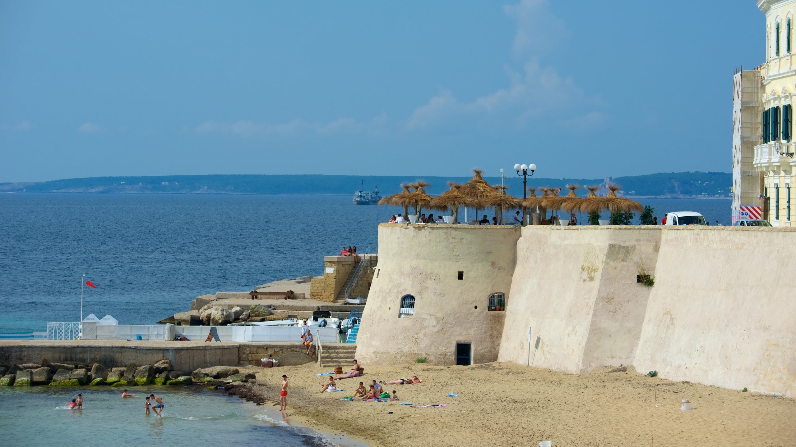Lecce mostrando una ciudad costera y una playa