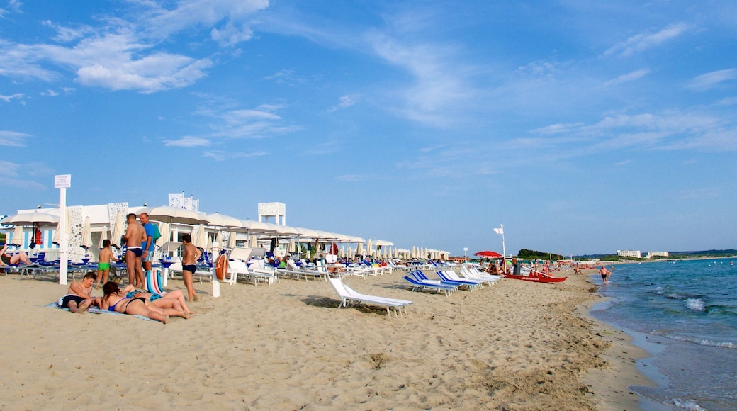 Baia Verde strand fasiliteter samt kyst og sandstrand