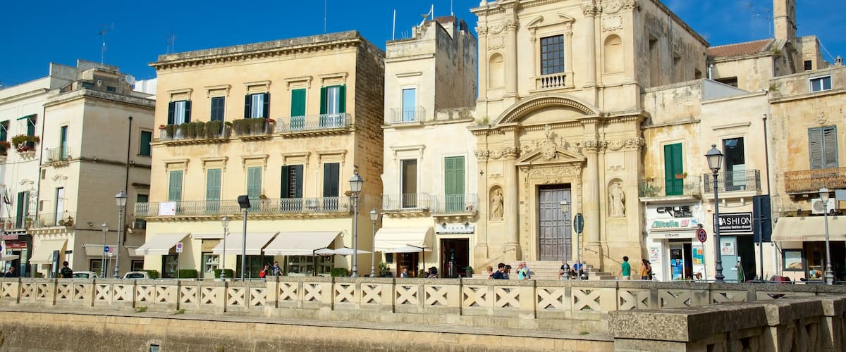 Piazza Sant\'Oronzo showing heritage architecture
