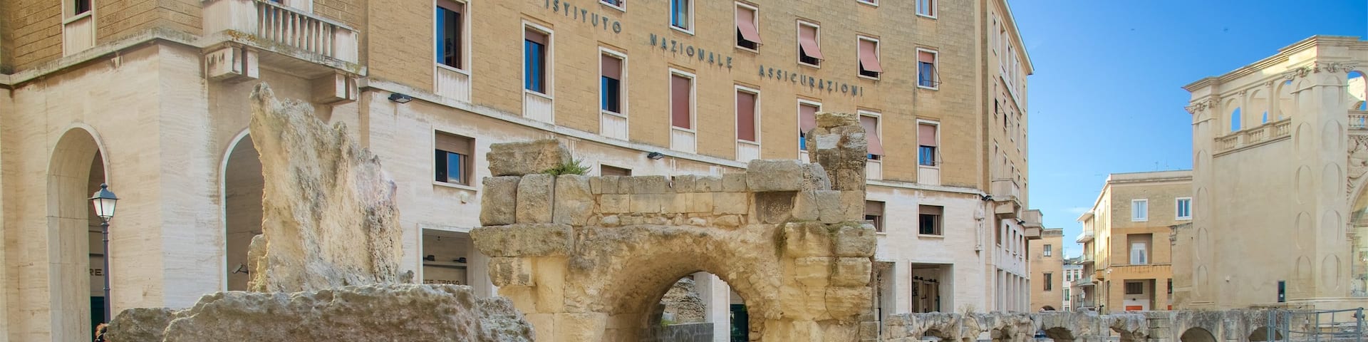 Römisches Amphitheater das einen Gebäuderuinen und historische Architektur