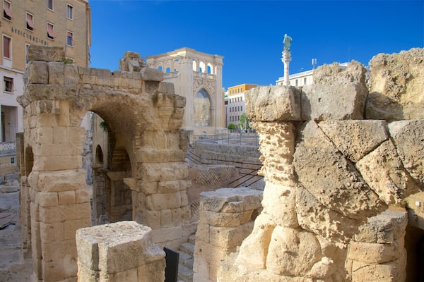 Römisches Amphitheater welches beinhaltet historische Architektur und Gebäuderuinen
