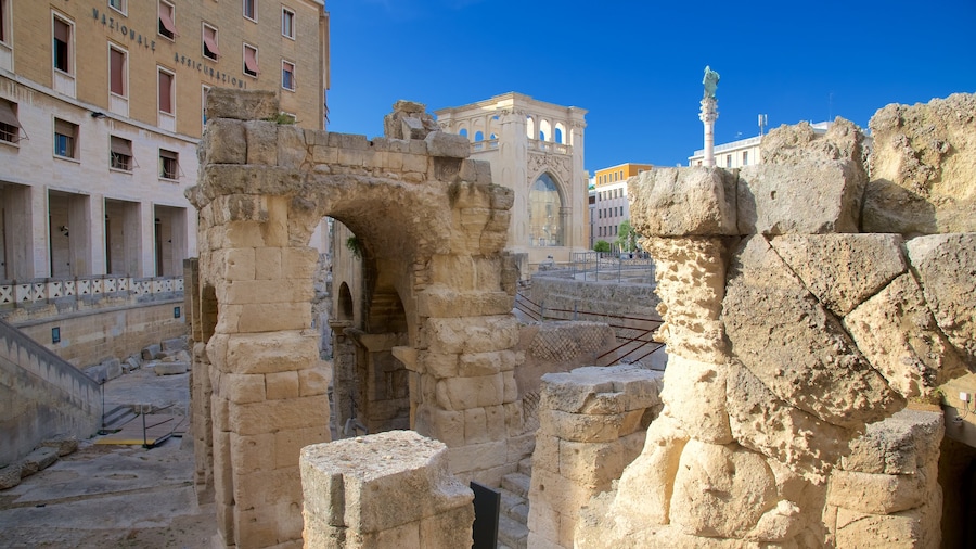 Anfiteatro romano que incluye ruinas de edificios y patrimonio de arquitectura