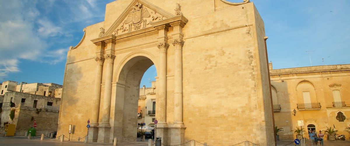Arco di Trionfo which includes a sunset, heritage architecture and a square or plaza