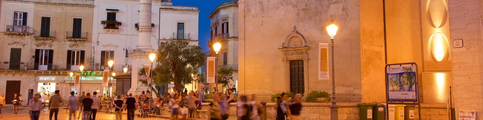 Piazza Sant\'Oronzo qui includes patrimoine architectural et scènes de nuit