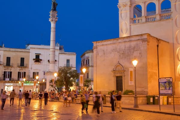 Piazza Sant\'Oronzo mit einem bei Nacht und historische Architektur
