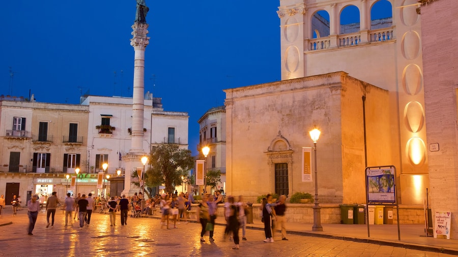 Piazza Sant\'Oronzo que incluye escenas nocturnas y patrimonio de arquitectura