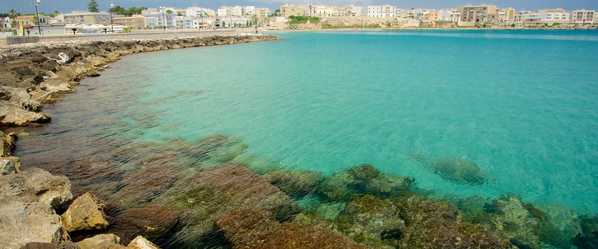 Lungomare di Otranto mostrando località costiera e costa frastagliata
