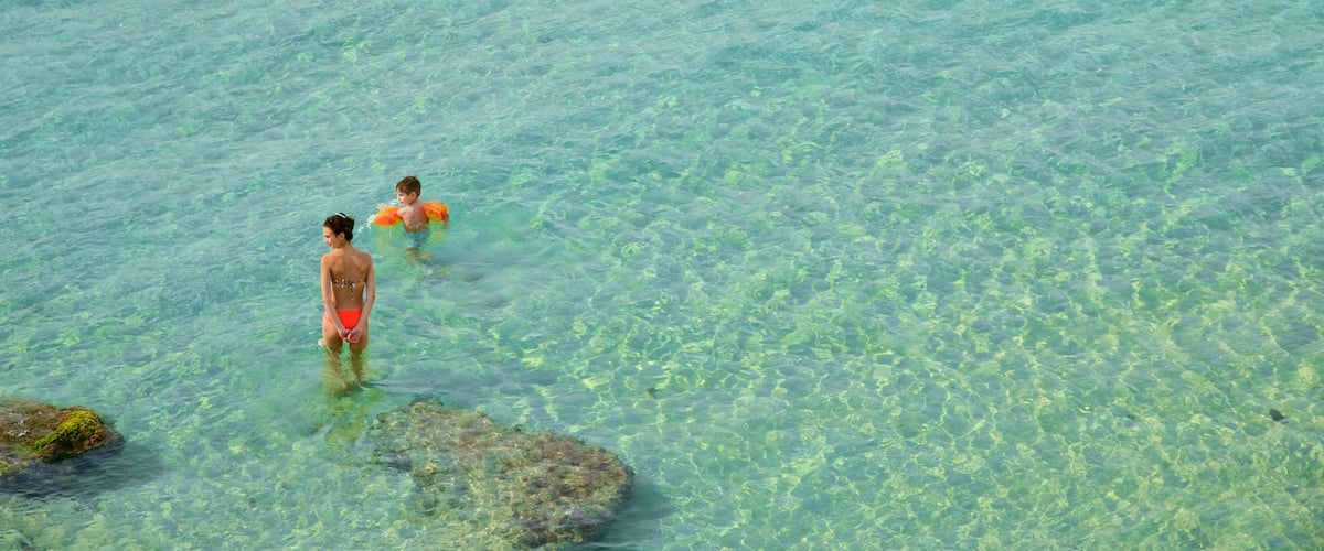 Lecce mostrando vistas generales de la costa y también niños
