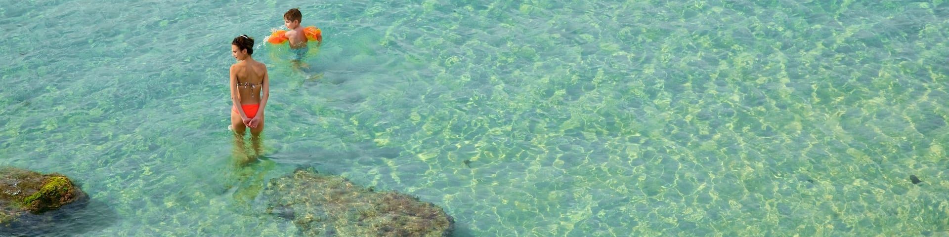 Lecce welches beinhaltet allgemeine KĂŒstenansicht sowie Kinder