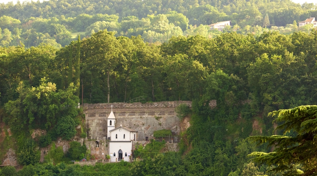 Orte ofreciendo patrimonio de arquitectura, una iglesia o catedral y elementos religiosos