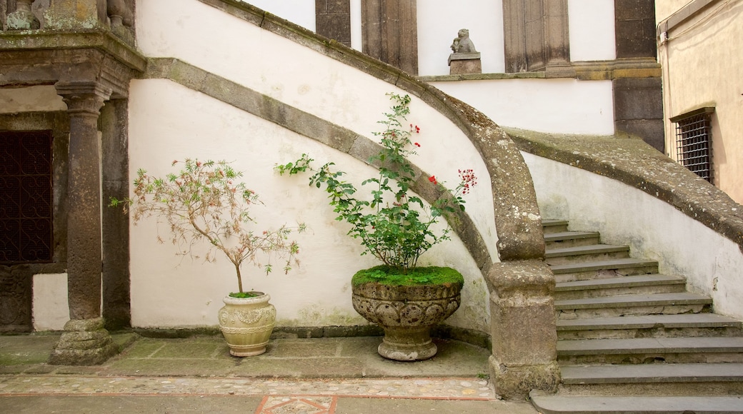 Bomarzo som inkluderar historisk arkitektur