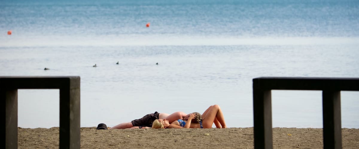 Bolsena-jÀrvi joka esittÀÀ ranta ja yleiset rantanÀkymÀt sekÀ pari