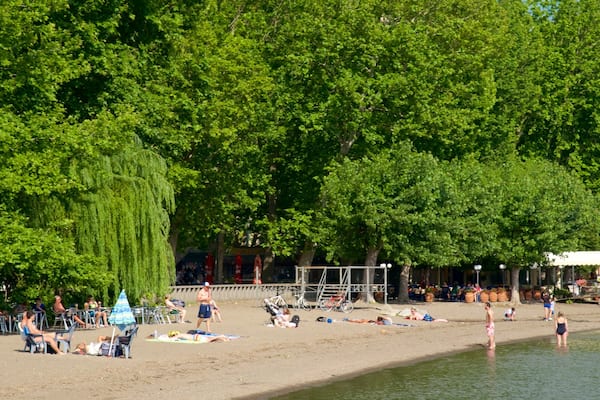 Lago di Bolsena welches beinhaltet Sandstrand und allgemeine Küstenansicht