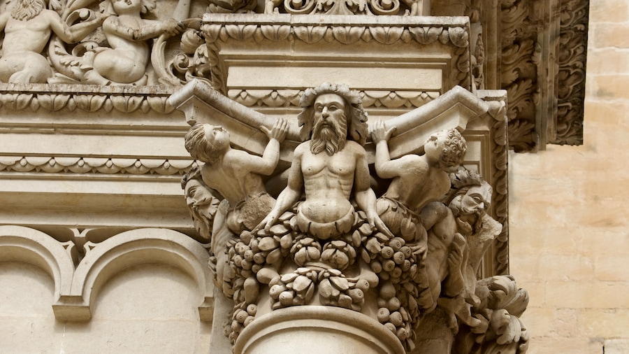 Iglesia de la Santa Cruz que incluye patrimonio de arquitectura