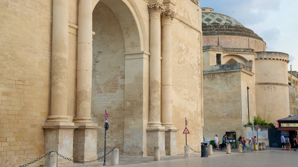 Arco di Trionfo showing heritage architecture