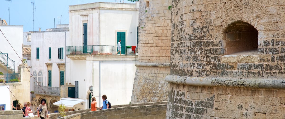Burg von Otranto welches beinhaltet Palast oder Schloss und historische Architektur