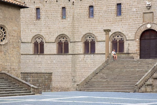 Viterbo showing a square or plaza and heritage architecture