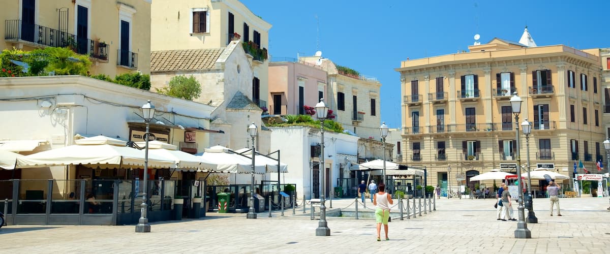 Piazza del Ferrarese caratteristiche di architettura d\'epoca