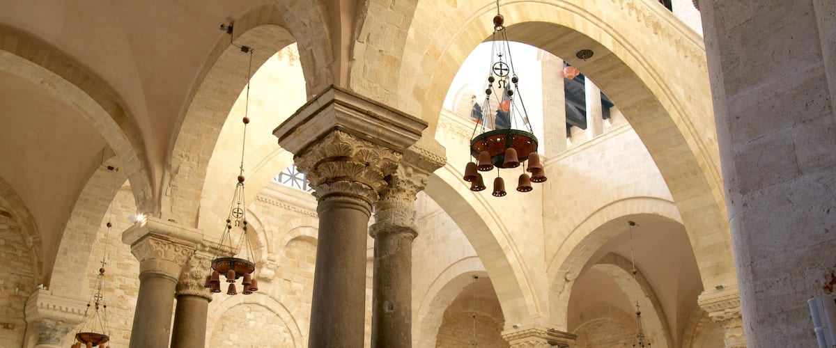 Basilika von San Nicola welches beinhaltet religiöse Elemente, Innenansichten und historische Architektur