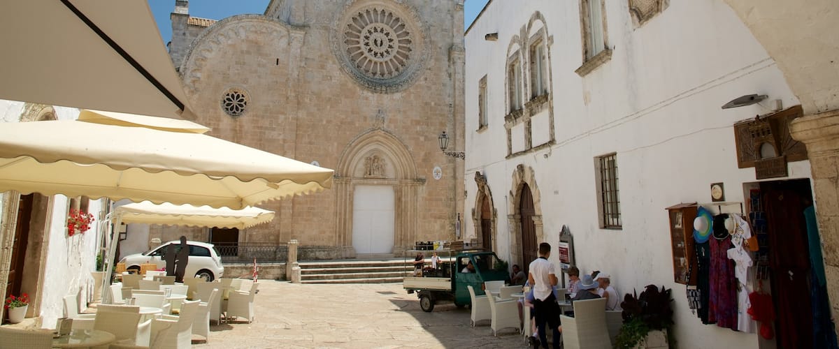 Kathedrale von Ostuni mit einem historische Architektur, religiöse Aspekte und Straßenkunst