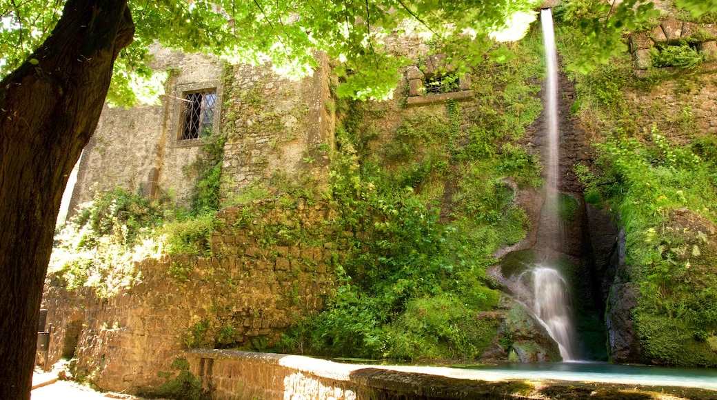 Palazzo Chigi-Albani mit einem Wasserfall