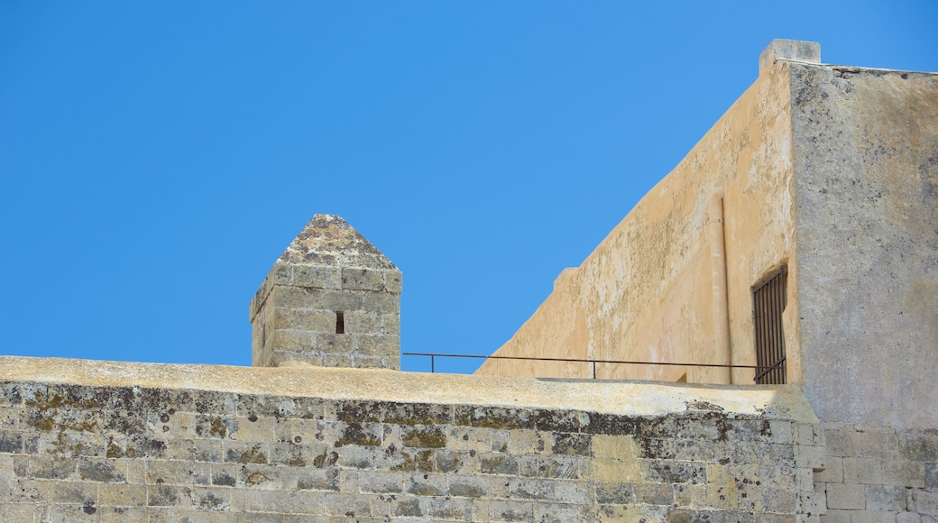 Castello di Gallipoli che include architettura d\'epoca