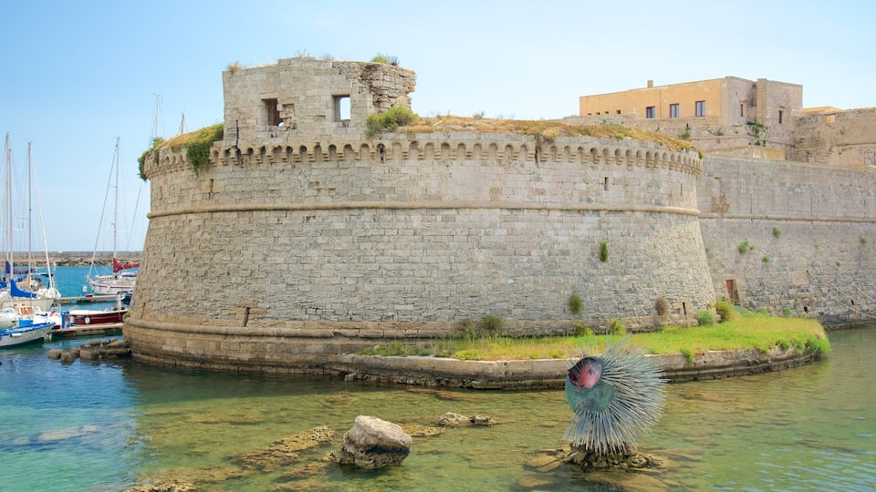 Castello di Gallipoli che include arte urbana, castello o palazzo e architettura d\'epoca