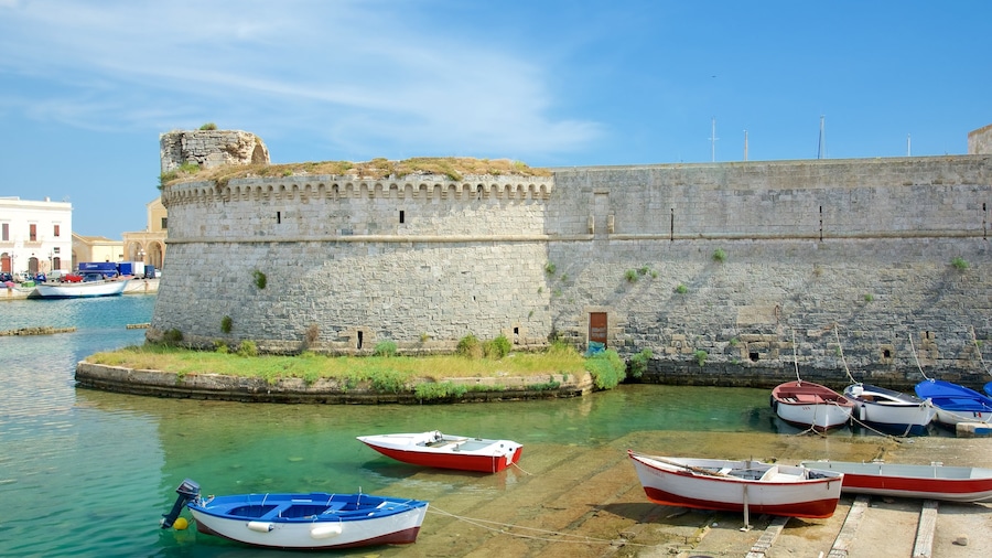 Castello di Gallipoli presenterar historisk arkitektur, chateau eller palats och kustutsikter