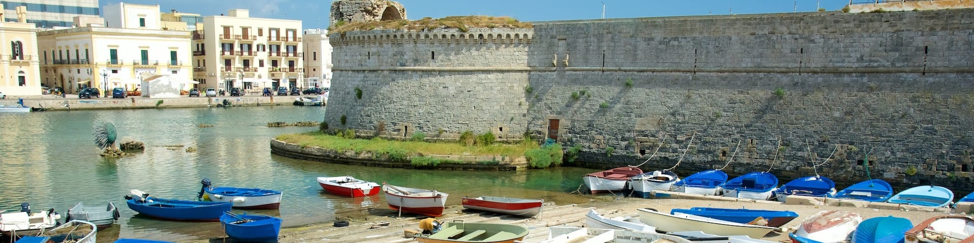 Gallipoli Castle featuring heritage architecture, a castle and general coastal views