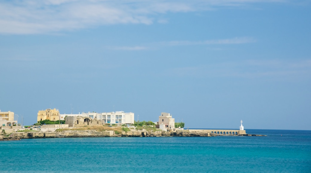 Otranto Waterfront welches beinhaltet Stadt und allgemeine Küstenansicht