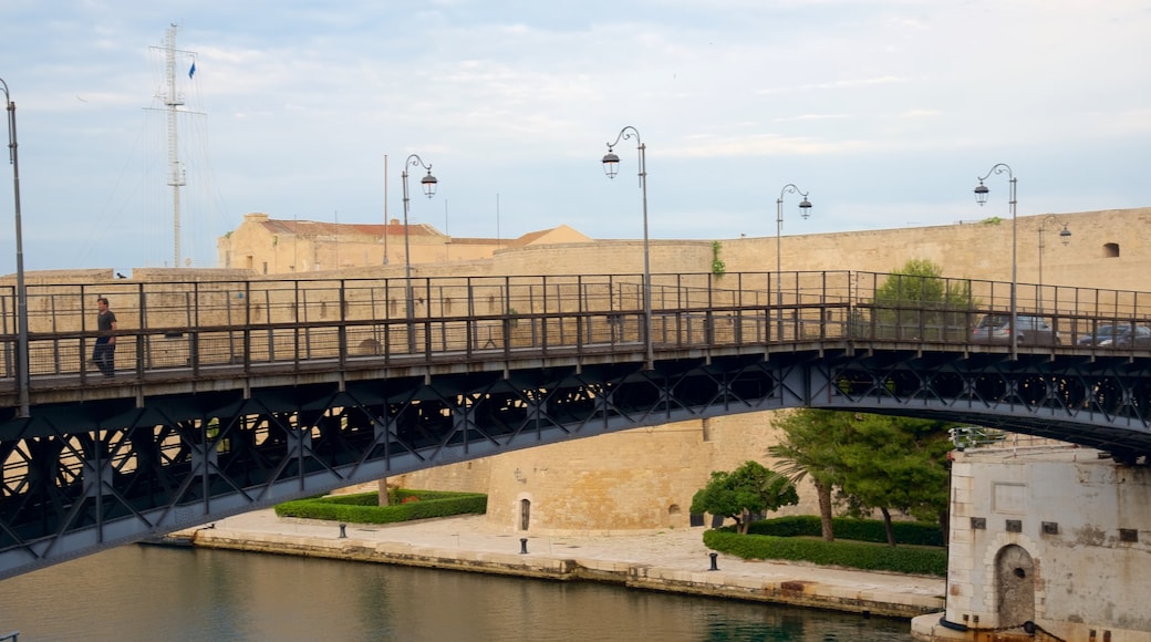 Ponte di Porta Napoli mostrando un puente y un río o arroyo