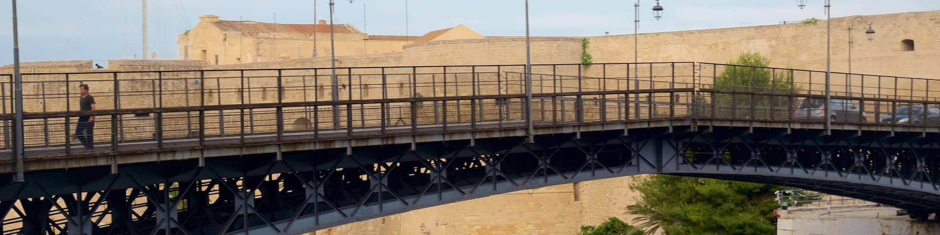 Ponte di Porta Napoli das einen BrĂŒcke und Fluss oder Bach