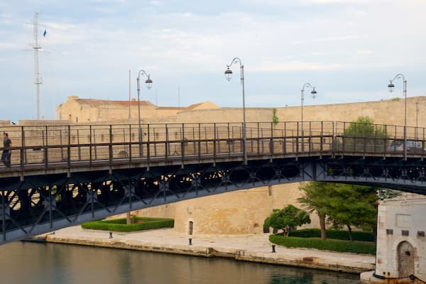 Pont de la Porta Napoli mettant en vedette riviĂšre ou ruisseau et pont