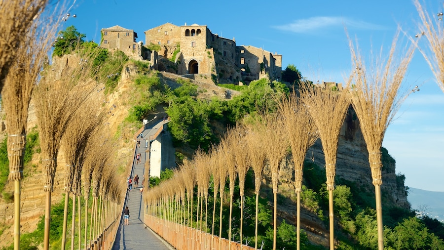 Bagnoregio toont een brug, een zonsondergang en historische architectuur