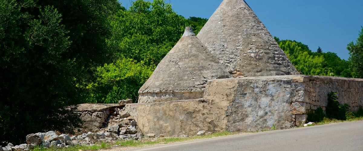 Puglia which includes heritage architecture and building ruins