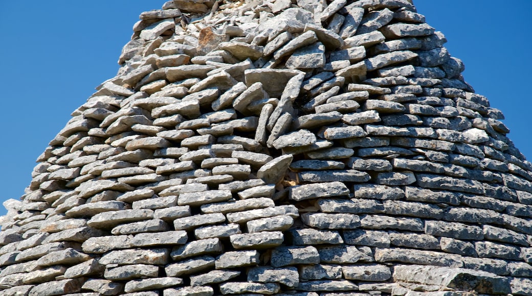 Puglia which includes building ruins