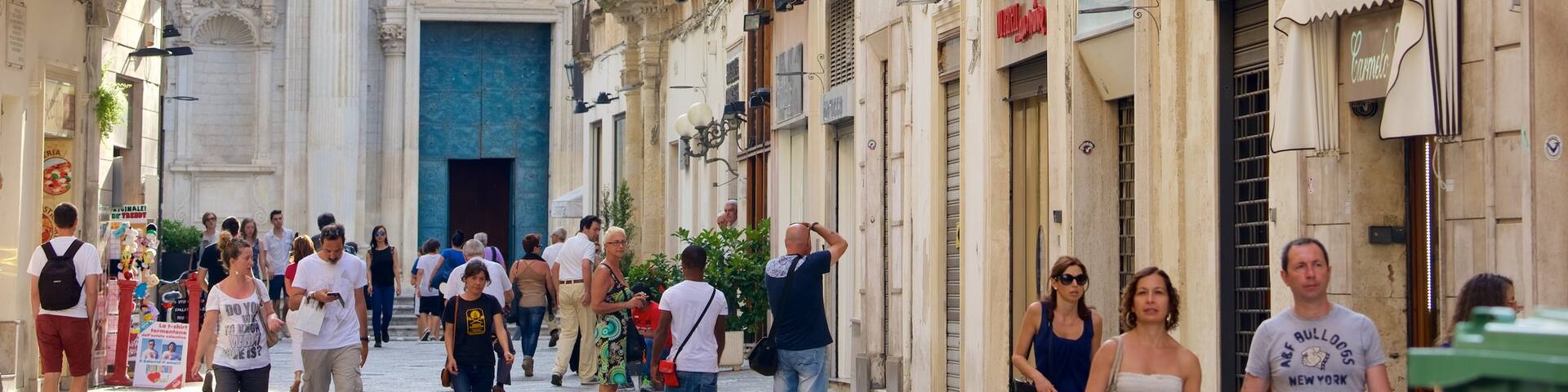 Lecce mit einem historische Architektur sowie groĂe Menschengruppe