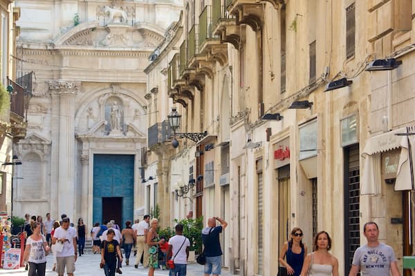 Lecce mit einem historische Architektur sowie große Menschengruppe